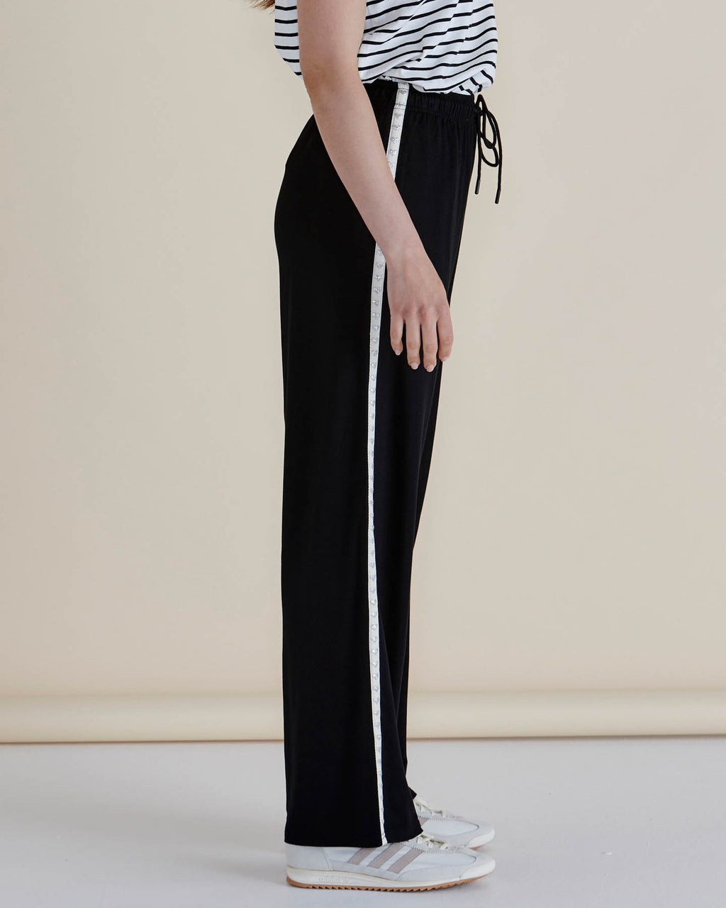Evelyn Wide Leg Jogger -Black